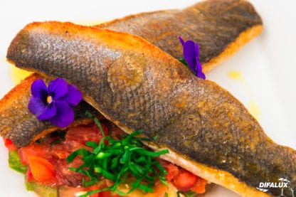 Filets de bar rôtis sur peau, tartare de tomates à l'ail des ours et fruits secs, sauce vierge