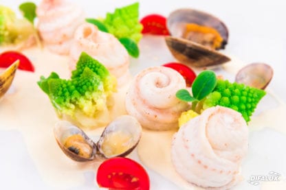 Filets de sole cuits à la vapeur, jus de palourdes, chou romanesco et tomates cerises