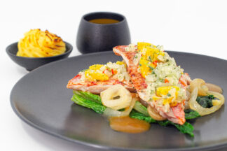 Rouget barbet en filets, romaine, oignons doux à l’orange, pomme-duchesse et jus de Bouillabaisse