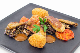 Pigeonneau et foie gras de canard aux lentilles et tomates confites, croquettes de risotto et jus de volaille