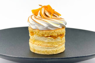 Flambé au cointreau, biscuit joconde,  crème diplomate agrumes et meringue