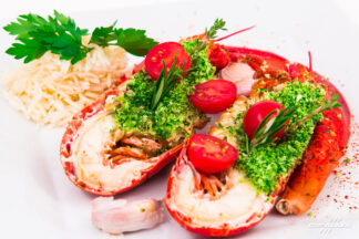 Deux demi-baby homards grillés aux herbes, riz Basmati