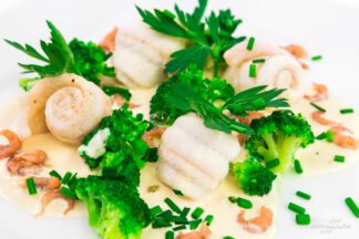 Filets de sole, sauce aux crevettes grises, brocolis et herbes fraîches