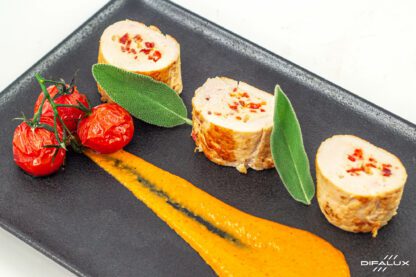 Ballotine de coucou de Malines farcie au chorizo, coulis de poivrons grillés