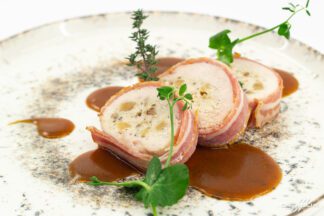 Ballotine de volaille fermière truffée, jus réduit à la truffe