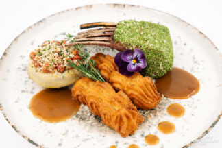 Carré Agneau du Pays d’Oc en croûte d’herbes, cardamome artichaut farci, pommes dauphines et jus réduit au romarin