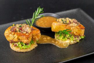 Escalopes de foie gras poêlées, chou braisé au confit de canard et vinaigrette pomme romarin