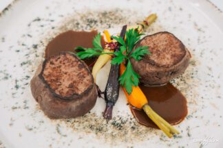 Filet de biche, carottes glacées et sauce grand veneur
