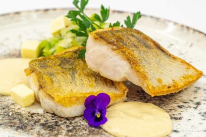 Filet de sandre rôti sur peau, fondue de poireaux, sauce au beurre blanc