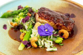 Filet mignon de porc laqué, noix de cajou et légumes thaï