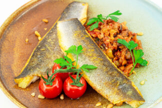 Filets de bar poêlés sur peau à la caponata sicilienne