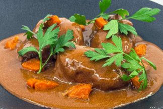 Joues de porc braisées à basse température pendant douze heures à la bière brune