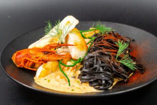 Baby lotte rôtie, crème d’écrevisses aux petits-légumes et linguine à l’encre de seiche