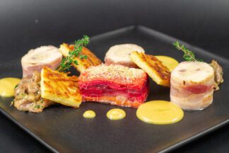 Ballotine de volaille fermière truffée, poêlée de champignons des bois, pommes paillasson, mille-feuilles de légumes et sauce Albufeira