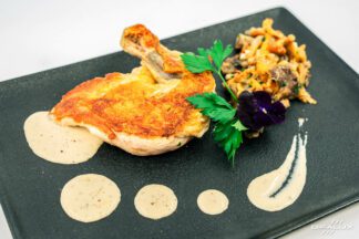 Suprême de pintade, poêlée de champignons et sauce tartufata